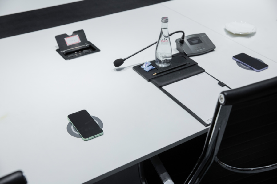 mesa de oficina con cargador inalámbrico invisible
